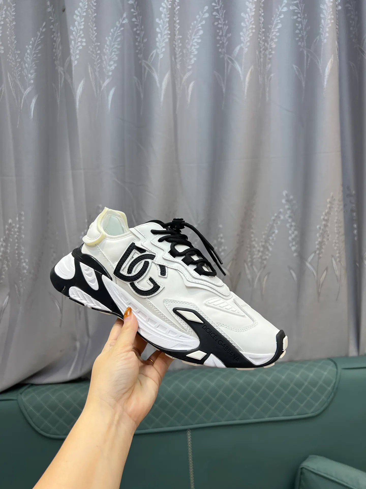 Men's shoes 💰580 Dolce&Gabbana D&G's latest casual sneakers. Original purchase, development and production. DG's latest explosion. The tongue has the brand's iconic details. It is fashionable and versatile and can add luster to various looks. Create an exquisite design with unique dynamic vitality and modern atmosphere, showing modern and elegant style. Exquisite packaging at the delivery counter🛍📦 ▪️Fabric: Original customized cowhide, lining: Original customized breathable lining, Size: Men's 38-44 (45 46 customized)